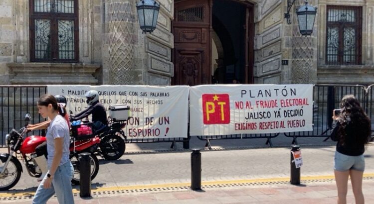 Con plantón frente al palacio de Guadalajara, PT apoya impugnación de Morena