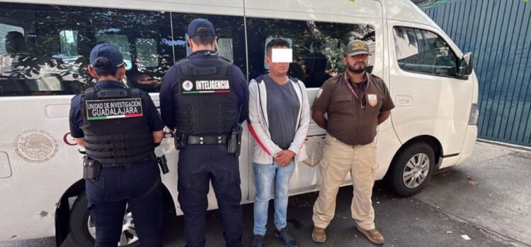 Policías de Guadalajara detienen a hombre buscado en EU