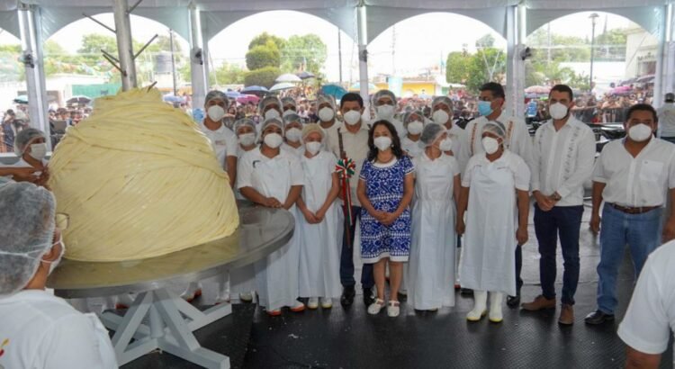 Productores oaxaqueños rompen Récord Guinness con el quesillo más grande del mundo Productores oaxaqueños rompen Récord Guinness con el quesillo más grande del mundo