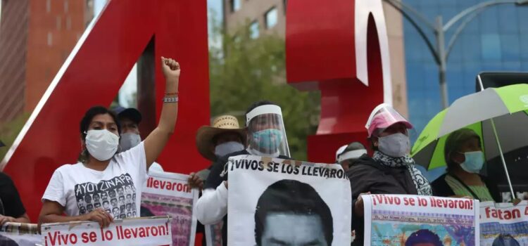 AMLO anuncia fecha de reunión de Sheinbaum con padres de Ayotzinapa