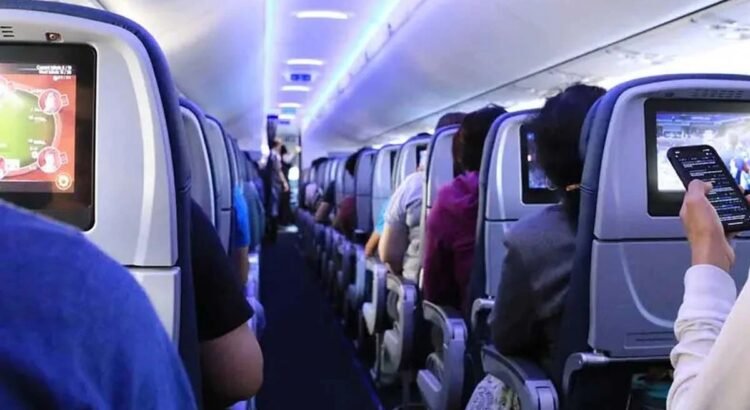 Abrió la puerta de emergencia del avión pensando que era la del baño Abrió la puerta de emergencia del avión pensando que era la del baño
