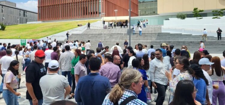 Manifestantes muestran desacuerdo con la iniciativa de reforma al Poder Judicial en Jalisco