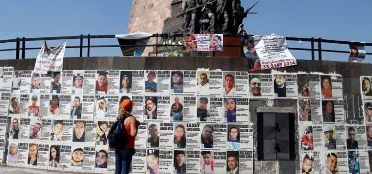 Policía de Jalisco rompe manifestación de colectivos