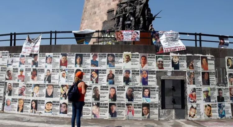 Policía de Jalisco rompe manifestación de colectivos