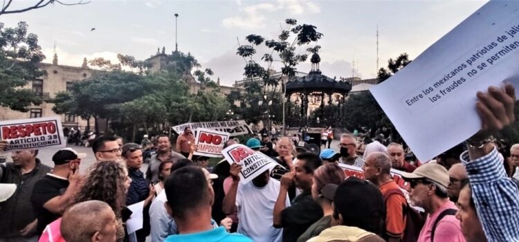 Al grito de “fraude” protestan contra Pablo Lemus en Jalisco