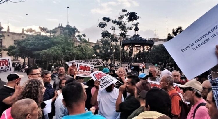 Al grito de “fraude” protestan contra Pablo Lemus en Jalisco