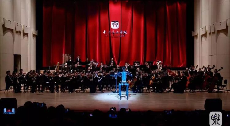 [VIDEO] Un robot actúa como director de orquesta y revoluciona la música clásica en Pekín