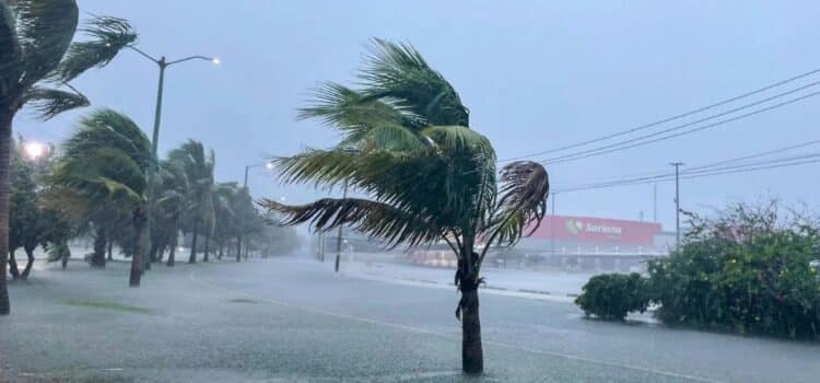 Tormenta Tropical “John” Amenaza Jalisco con Lluvias y Viento Fuertes