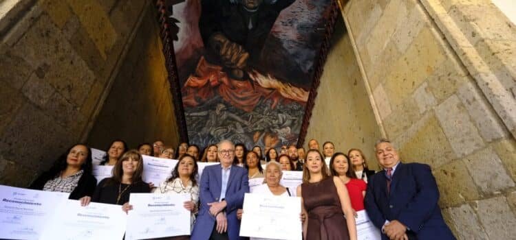 Jalisco reconoce 30 años de servicio de trabajadores de Escudo Urbano C5