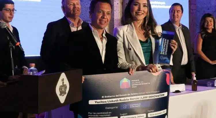 Emprendedora de Jalisco gana premio por su proyecto de tarimas sostenibles