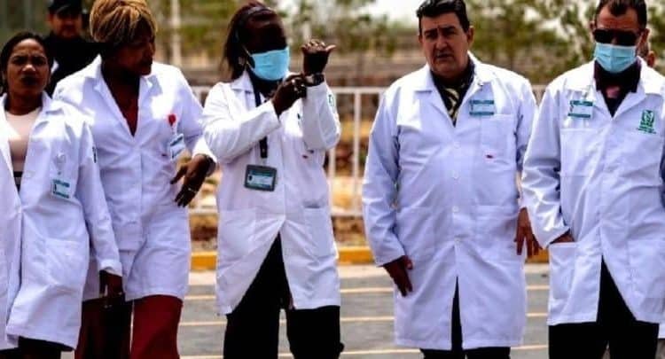 Médicos cubanos llegan a México para trabajar en hospitales del IMSS Bienestar Médicos cubanos llegan a México para trabajar en hospitales del IMSS Bienestar