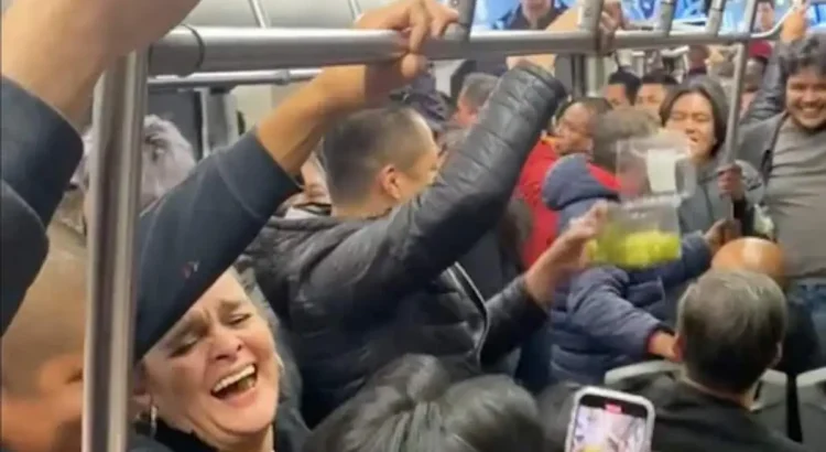 Usuarios del Metrobús celebran el Año Nuevo en medio del tráfico de hora pico Usuarios del Metrobús celebran el Año Nuevo en medio del tráfico de hora pico