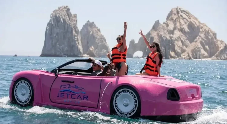 Convertible rosa surca las aguas de El Médano Convertible rosa surca las aguas de El Médano