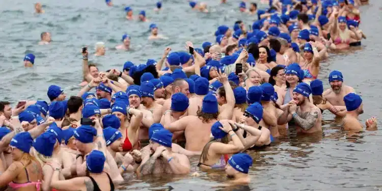 Rompen record Guinness al bañarse en aguas bajo cero Rompen record Guinness al bañarse en aguas bajo cero