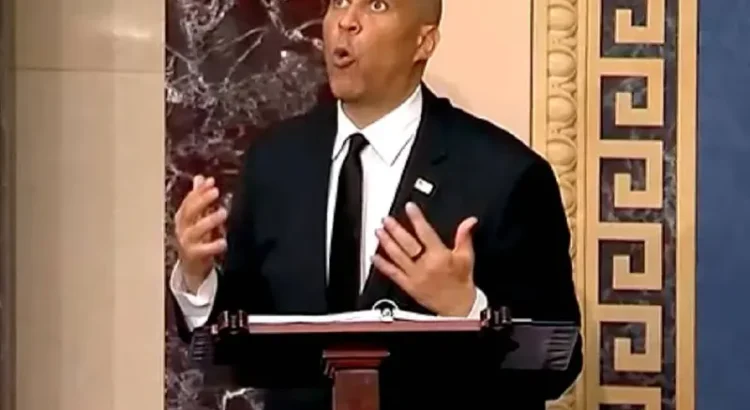 Senador se avienta discurso contra Trump… de 25 horas Senador se avienta discurso contra Trump… de 25 horas