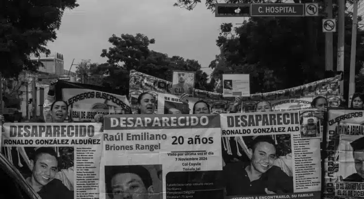 Familias exigen justicia frente a Fiscalía de Jalisco a tres años de la desaparición de Ronaldo González