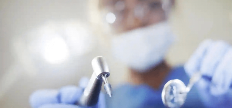Ejercía como dentista con conomientos aprendidos en videos de YouTube