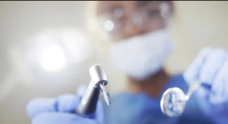 Ejercía como dentista con conomientos aprendidos en videos de YouTube