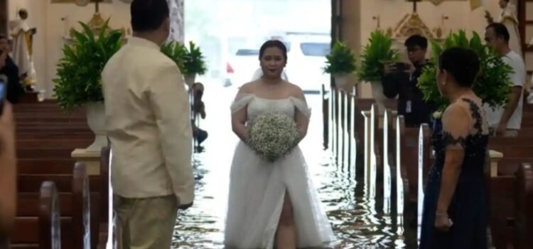 En iglesia inundada, pareja celebró su boda En iglesia inundada, pareja celebró su boda