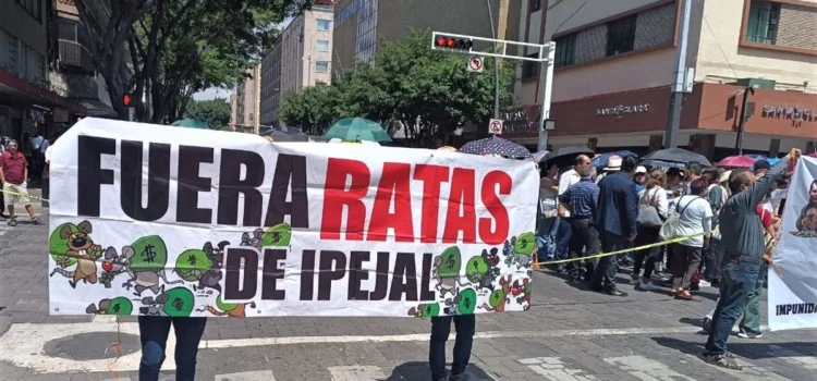 Jubilados en Jalisco bloquean avenida Juárez ante “saqueo” de Ipejal