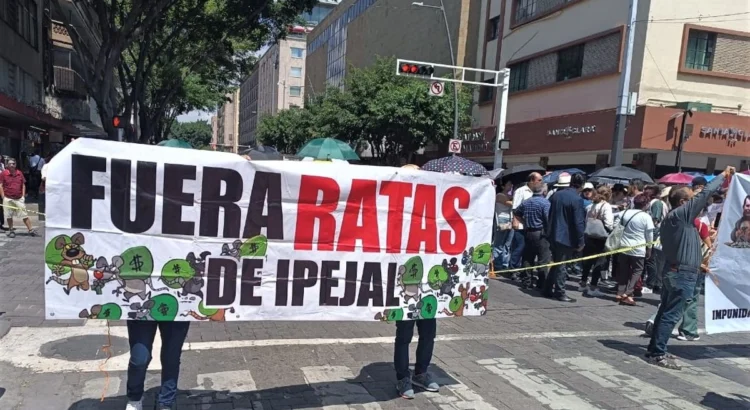 Jubilados en Jalisco bloquean avenida Juárez ante “saqueo” de Ipejal