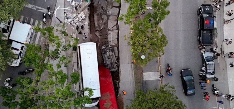 Mega socavón se abre en Guadalajara; hay cuatro lesionados entre ellos una bebé