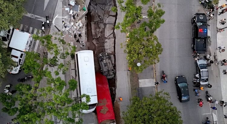 Mega socavón se abre en Guadalajara; hay cuatro lesionados entre ellos una bebé