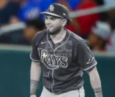 Mexicano Jonathan Aranda sale del juego Yanquis-Rays tras choque con jugador
