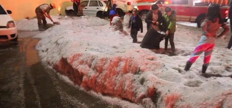 Tormenta de granizo colapsa calles de Tlaquepaque, Jalisco