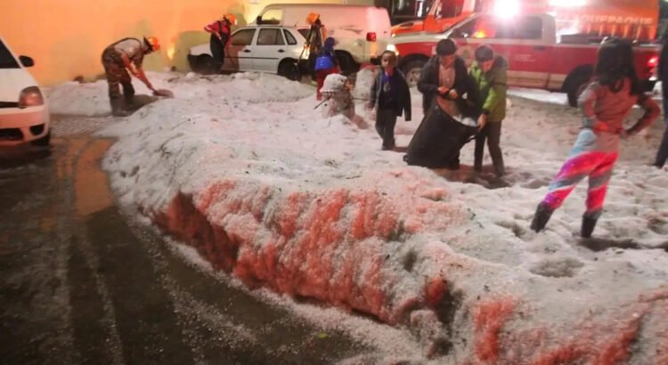 Tormenta de granizo colapsa calles de Tlaquepaque, Jalisco