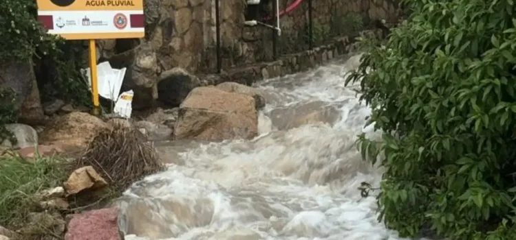 Grupo de 150 turistas queda atrapado por las intensas lluvias en playa de Puerto Vallarta