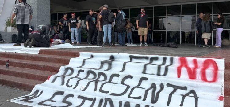 Estudiantes de la UdeG denuncian represión tras toma pacífica en Rectoría General