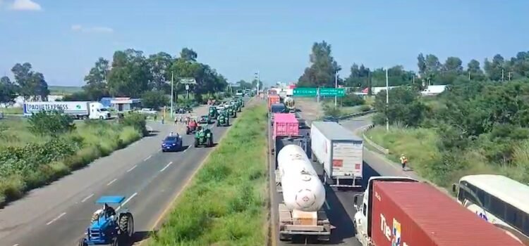 Liberan carretera en Jalisco tras bloqueo de agricultores Liberan carretera en Jalisco tras bloqueo de agricultores