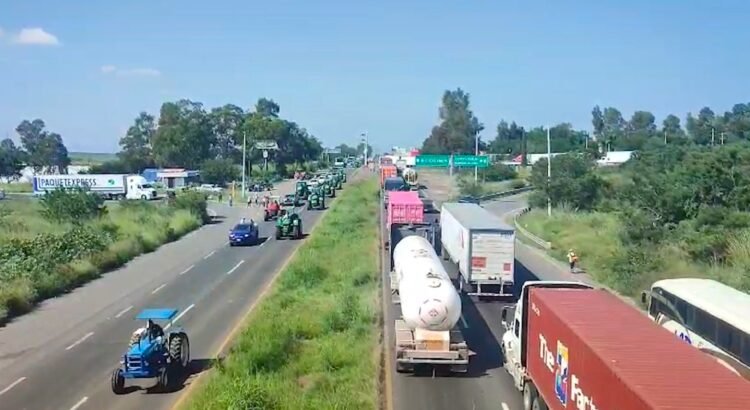 Liberan carretera en Jalisco tras bloqueo de agricultores