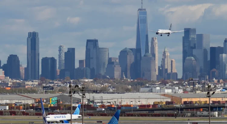 Aerolíneas de EU aceleran las cancelaciones de vuelos debido al cierre del gobierno Aerolíneas de EU aceleran las cancelaciones de vuelos debido al cierre del gobierno