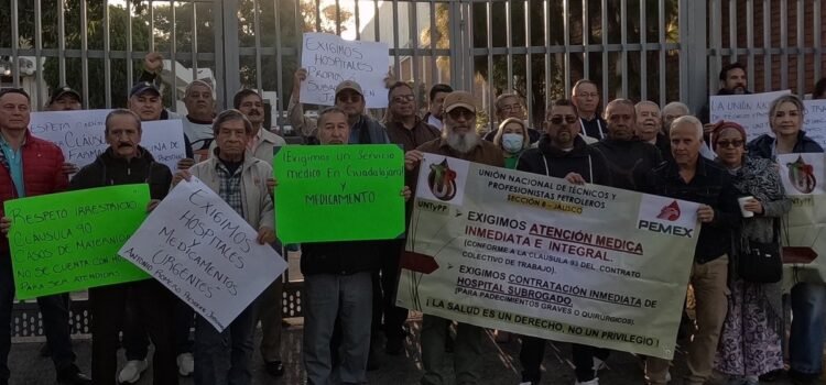 Tercera protesta en una semana de trabajadores y jubilados de PEMEX en Jalisco Tercera protesta en una semana de trabajadores y jubilados de PEMEX en Jalisco