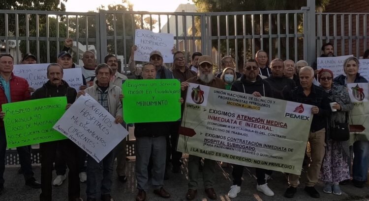 Tercera protesta en una semana de trabajadores y jubilados de PEMEX en Jalisco Tercera protesta en una semana de trabajadores y jubilados de PEMEX en Jalisco